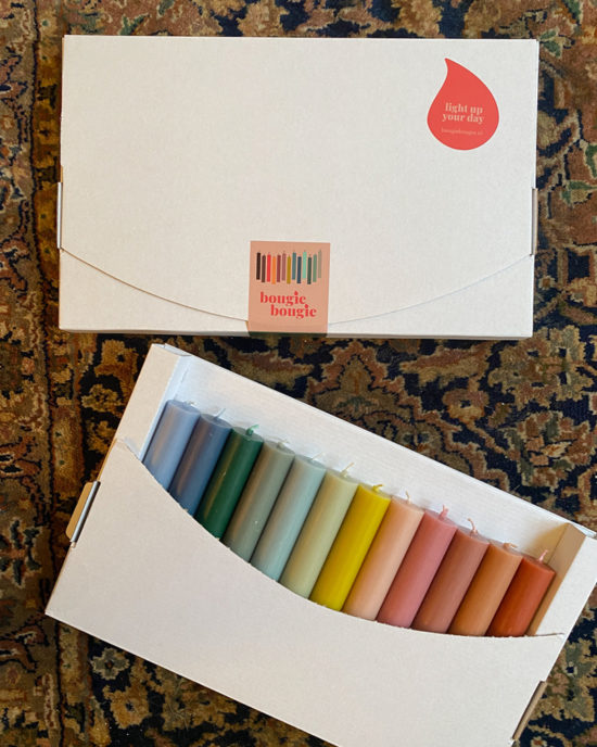 luxe doos met 12 kaarsen van Rustik Lys in alle kleuren van de regenboog van BougieBougie